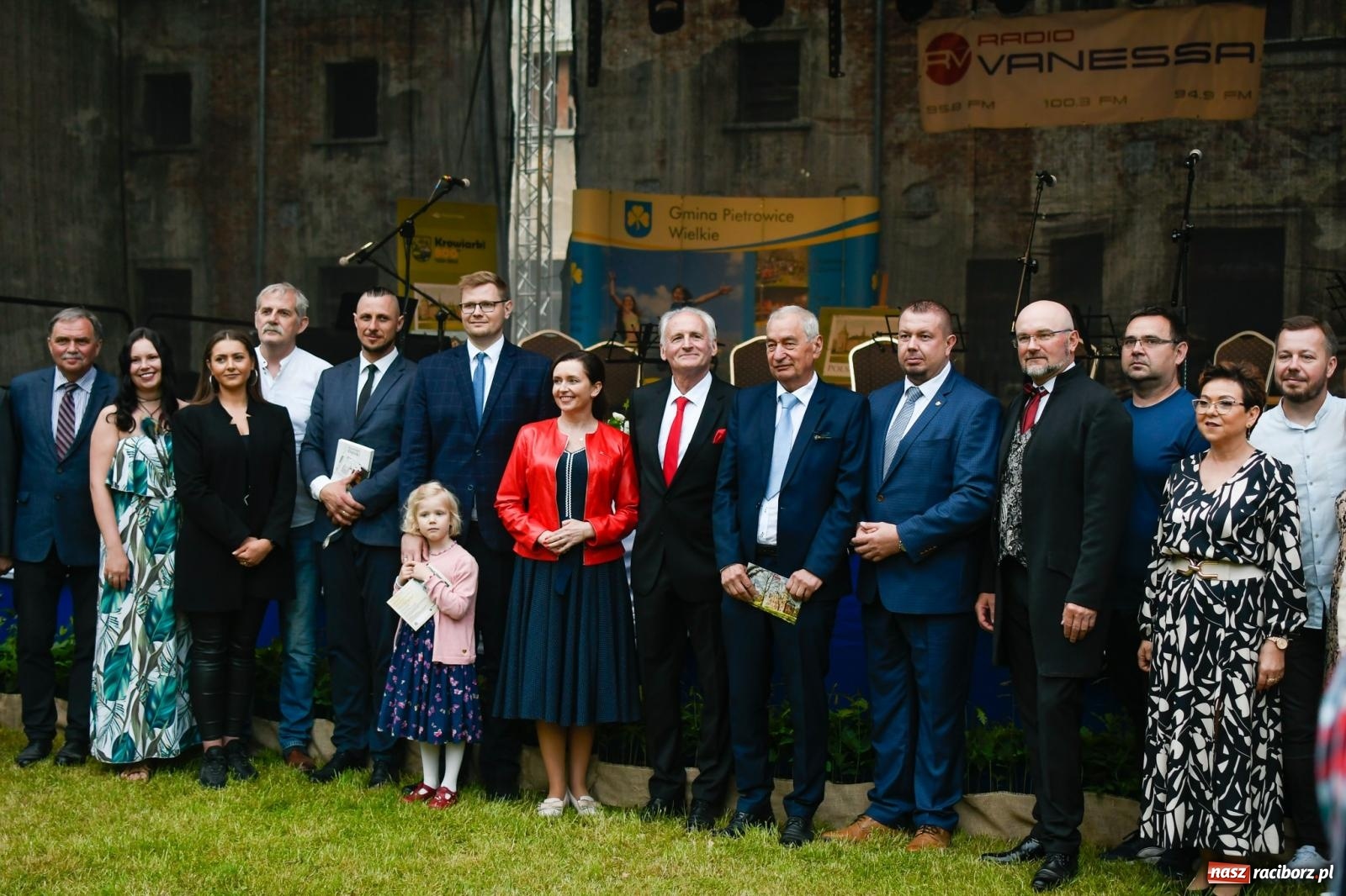 Zdjęcie w galerii na portalu naszraciborz.pl: Znaczek, dąb papieski, Krzesimir Dębski i tłum przed pałacem. Krowiarki świętują 800-lecie wiadomości z regionu