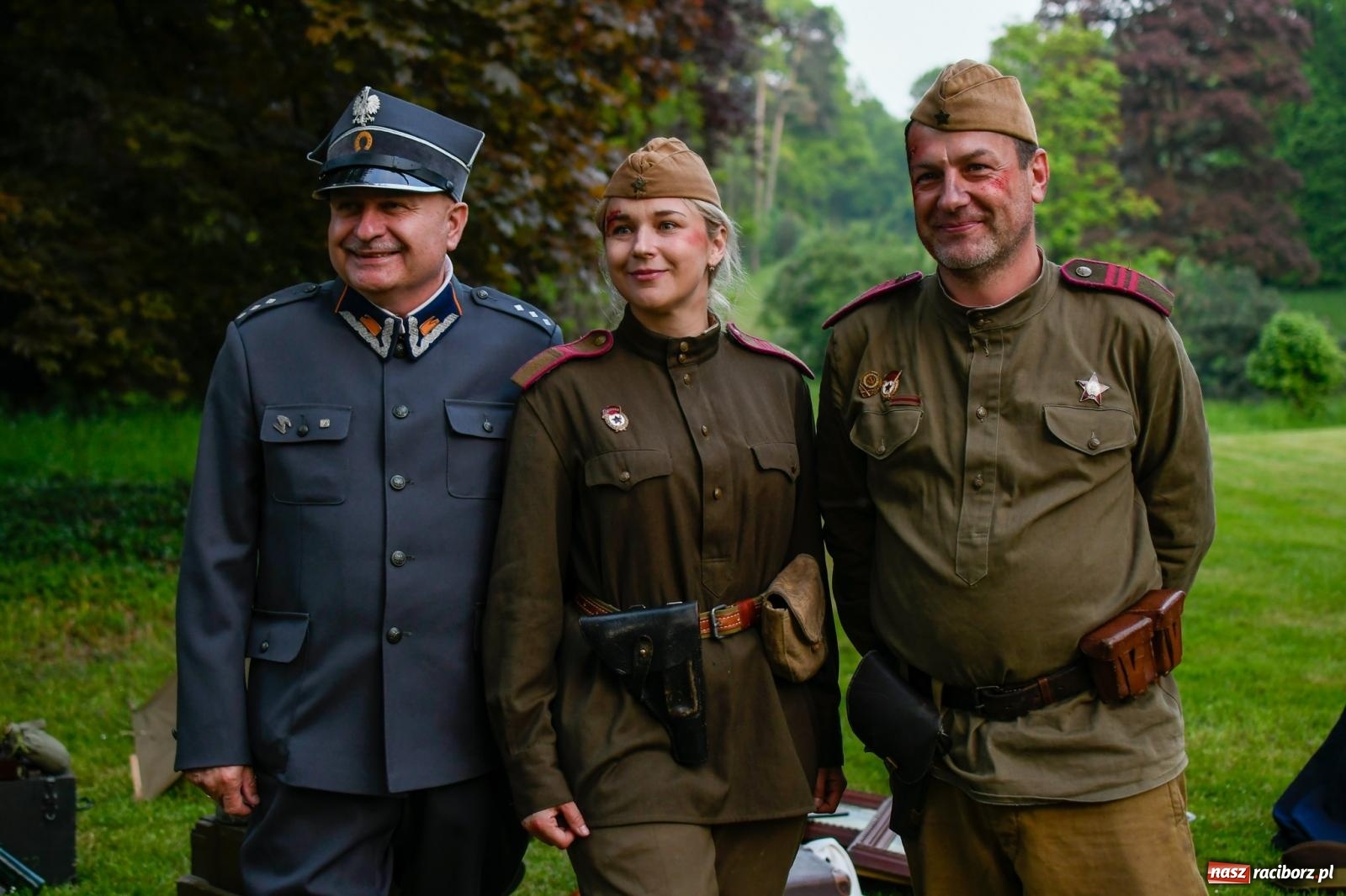 Zdjęcie w galerii na portalu naszraciborz.pl: Znaczek, dąb papieski, Krzesimir Dębski i tłum przed pałacem. Krowiarki świętują 800-lecie wiadomości z regionu