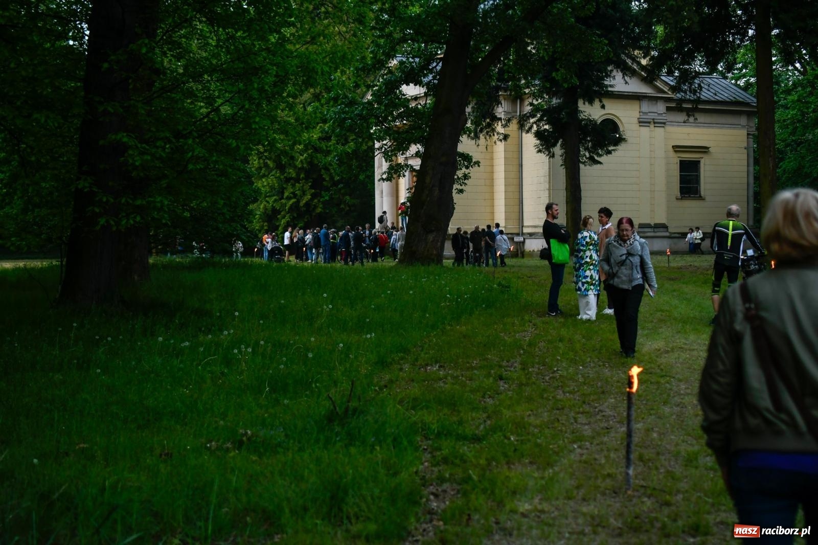 Zdjęcie w galerii na portalu naszraciborz.pl: Znaczek, dąb papieski, Krzesimir Dębski i tłum przed pałacem. Krowiarki świętują 800-lecie wiadomości z regionu