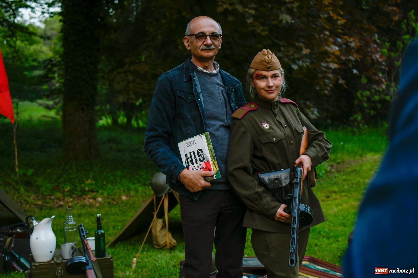 Zdjęcie w galerii na portalu naszraciborz.pl: Znaczek, dąb papieski, Krzesimir Dębski i tłum przed pałacem. Krowiarki świętują 800-lecie wiadomości z regionu