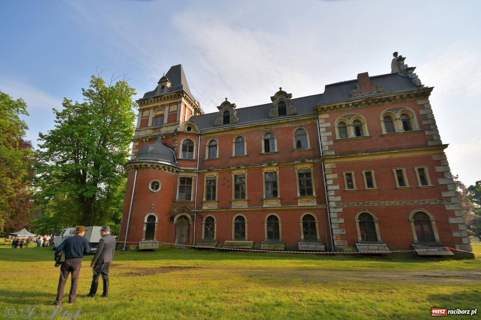 Zdjęcie w galerii na portalu naszraciborz.pl: Krzesimir Dębski - koncert przed pałacem w Krowiarkach wiadomości z regionu