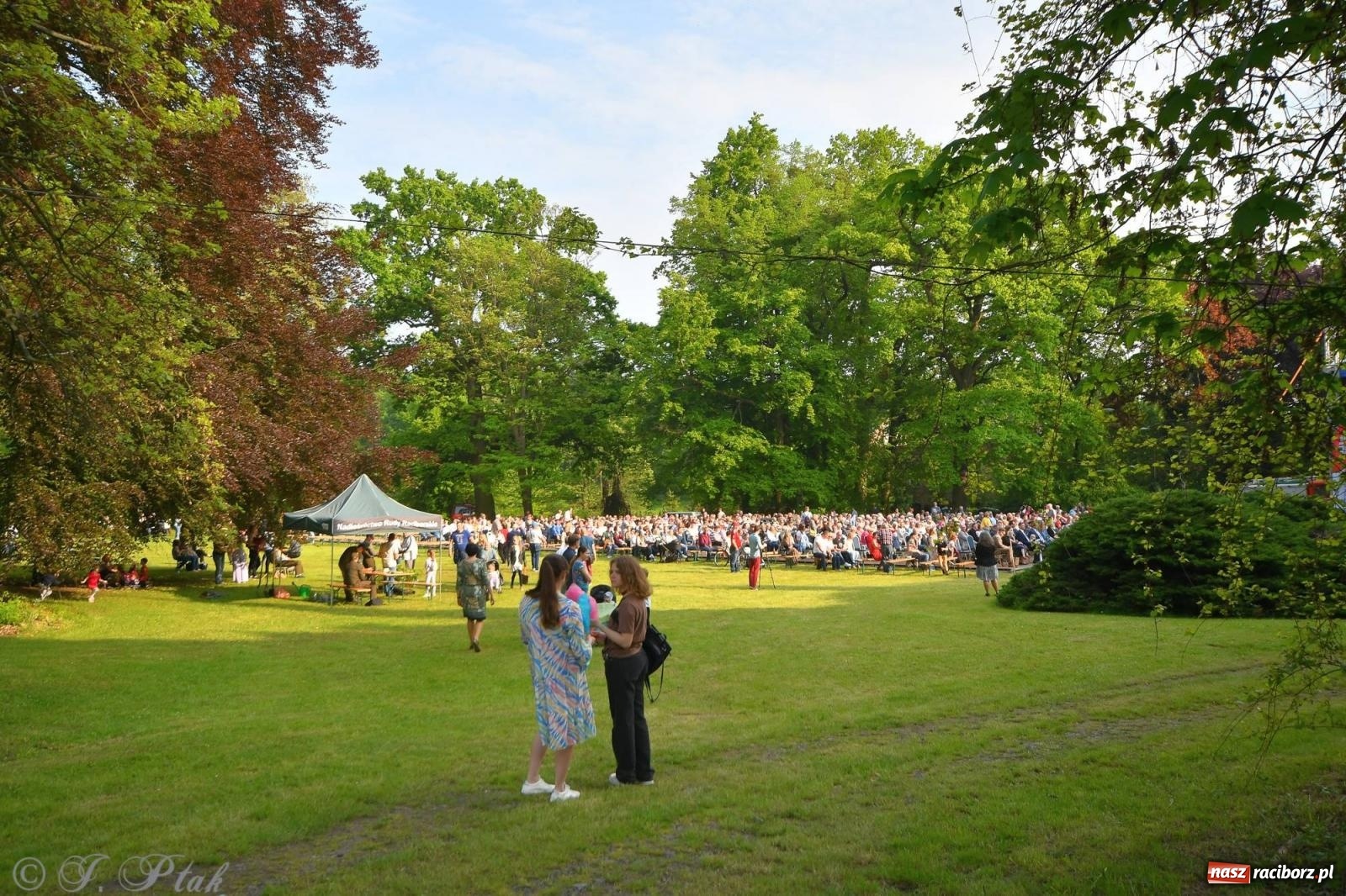 Zdjęcie w galerii na portalu naszraciborz.pl: Krzesimir Dębski - koncert przed pałacem w Krowiarkach wiadomości z regionu