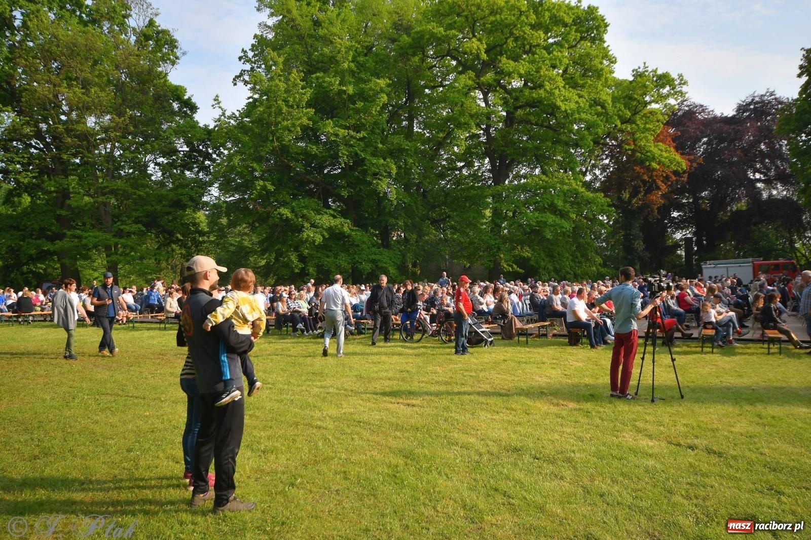 Zdjęcie w galerii na portalu naszraciborz.pl: Krzesimir Dębski - koncert przed pałacem w Krowiarkach wiadomości z regionu