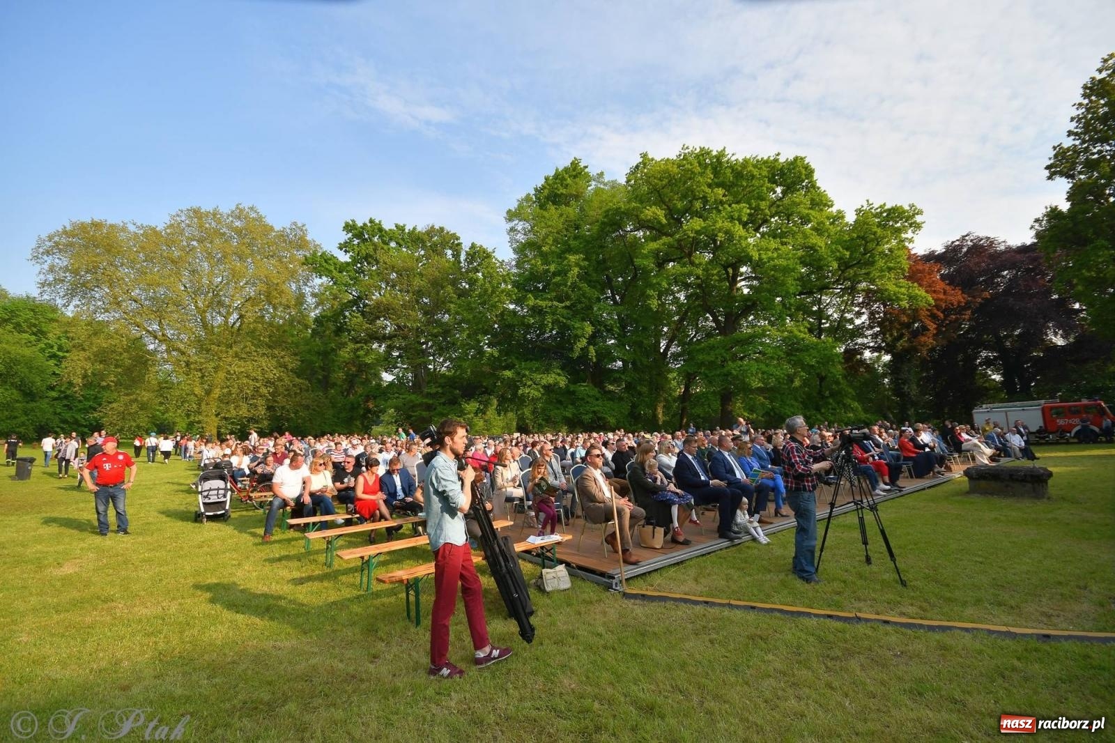 Zdjęcie w galerii na portalu naszraciborz.pl: Krzesimir Dębski - koncert przed pałacem w Krowiarkach wiadomości z regionu