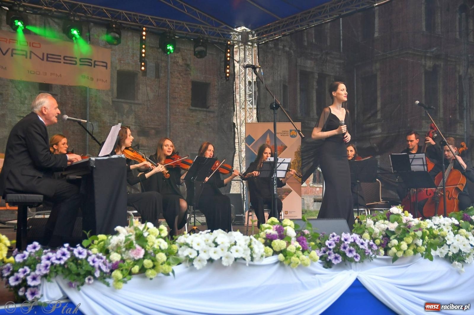 Zdjęcie w galerii na portalu naszraciborz.pl: Krzesimir Dębski - koncert przed pałacem w Krowiarkach wiadomości z regionu