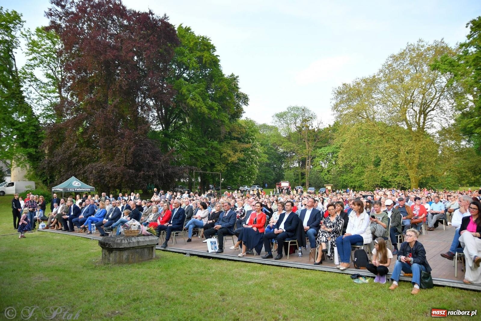 Zdjęcie w galerii na portalu naszraciborz.pl: Krzesimir Dębski - koncert przed pałacem w Krowiarkach wiadomości z regionu