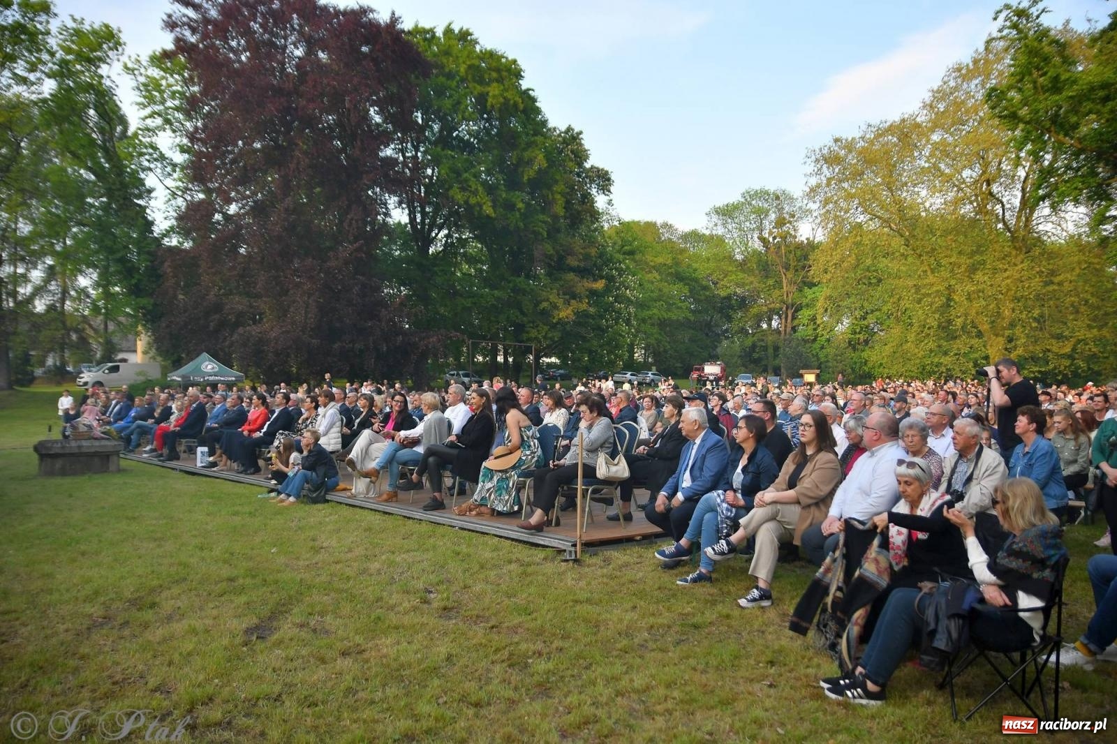 Zdjęcie w galerii na portalu naszraciborz.pl: Krzesimir Dębski - koncert przed pałacem w Krowiarkach wiadomości z regionu