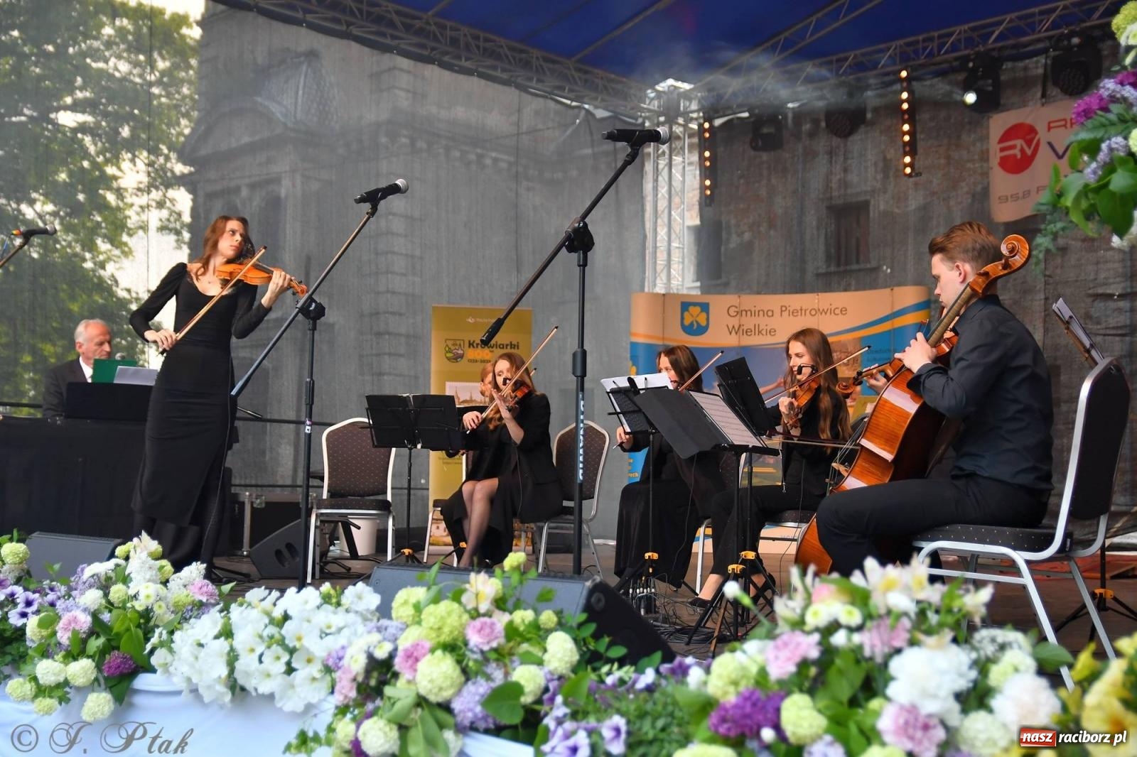 Zdjęcie w galerii na portalu naszraciborz.pl: Krzesimir Dębski - koncert przed pałacem w Krowiarkach wiadomości z regionu