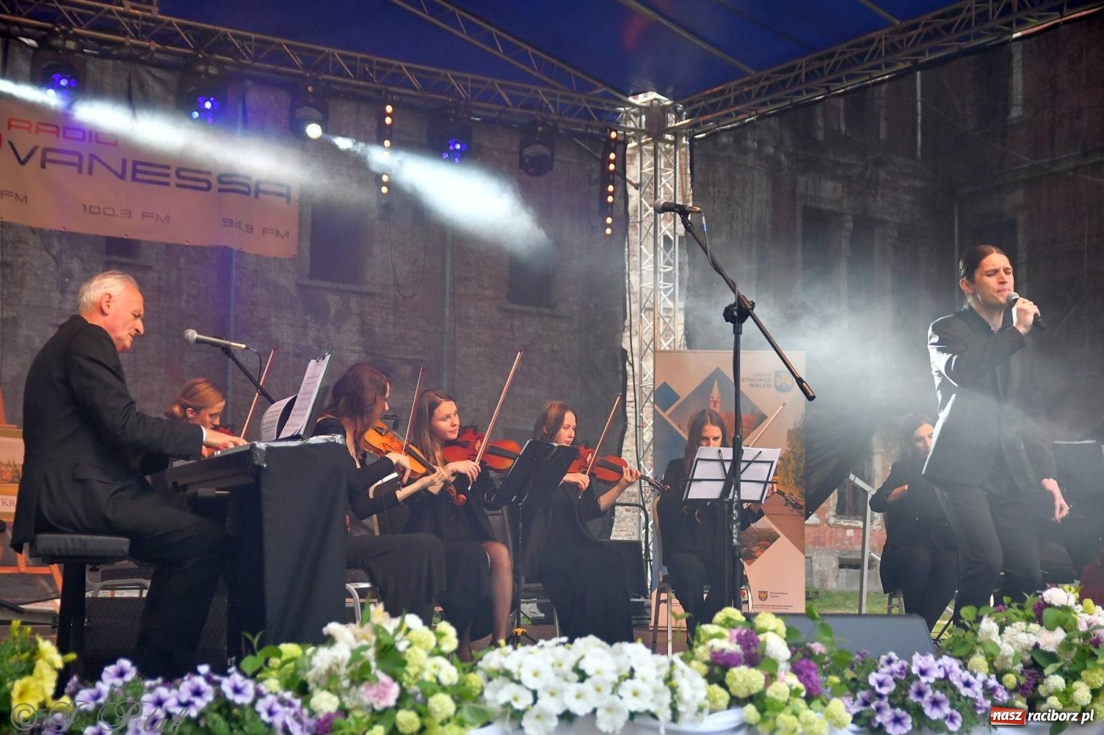 Zdjęcie w galerii na portalu naszraciborz.pl: Krzesimir Dębski - koncert przed pałacem w Krowiarkach wiadomości z regionu