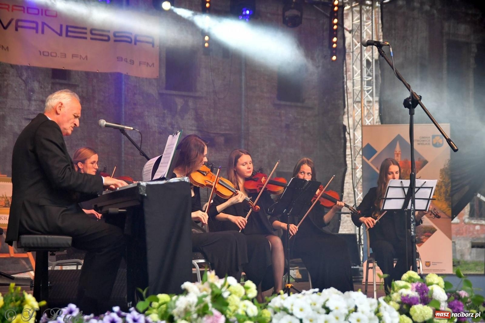 Zdjęcie w galerii na portalu naszraciborz.pl: Krzesimir Dębski - koncert przed pałacem w Krowiarkach wiadomości z regionu