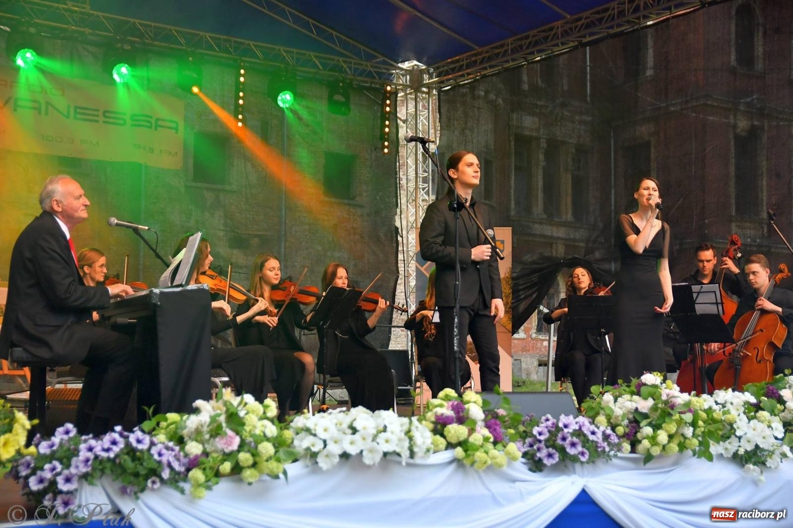 Zdjęcie w galerii na portalu naszraciborz.pl: Krzesimir Dębski - koncert przed pałacem w Krowiarkach wiadomości z regionu