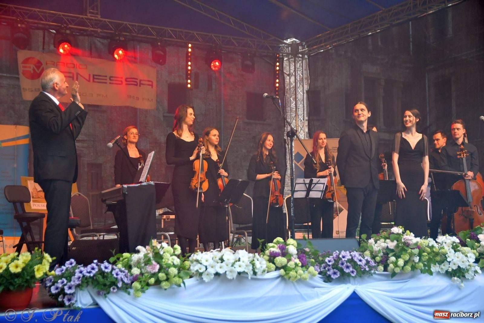 Zdjęcie w galerii na portalu naszraciborz.pl: Krzesimir Dębski - koncert przed pałacem w Krowiarkach wiadomości z regionu