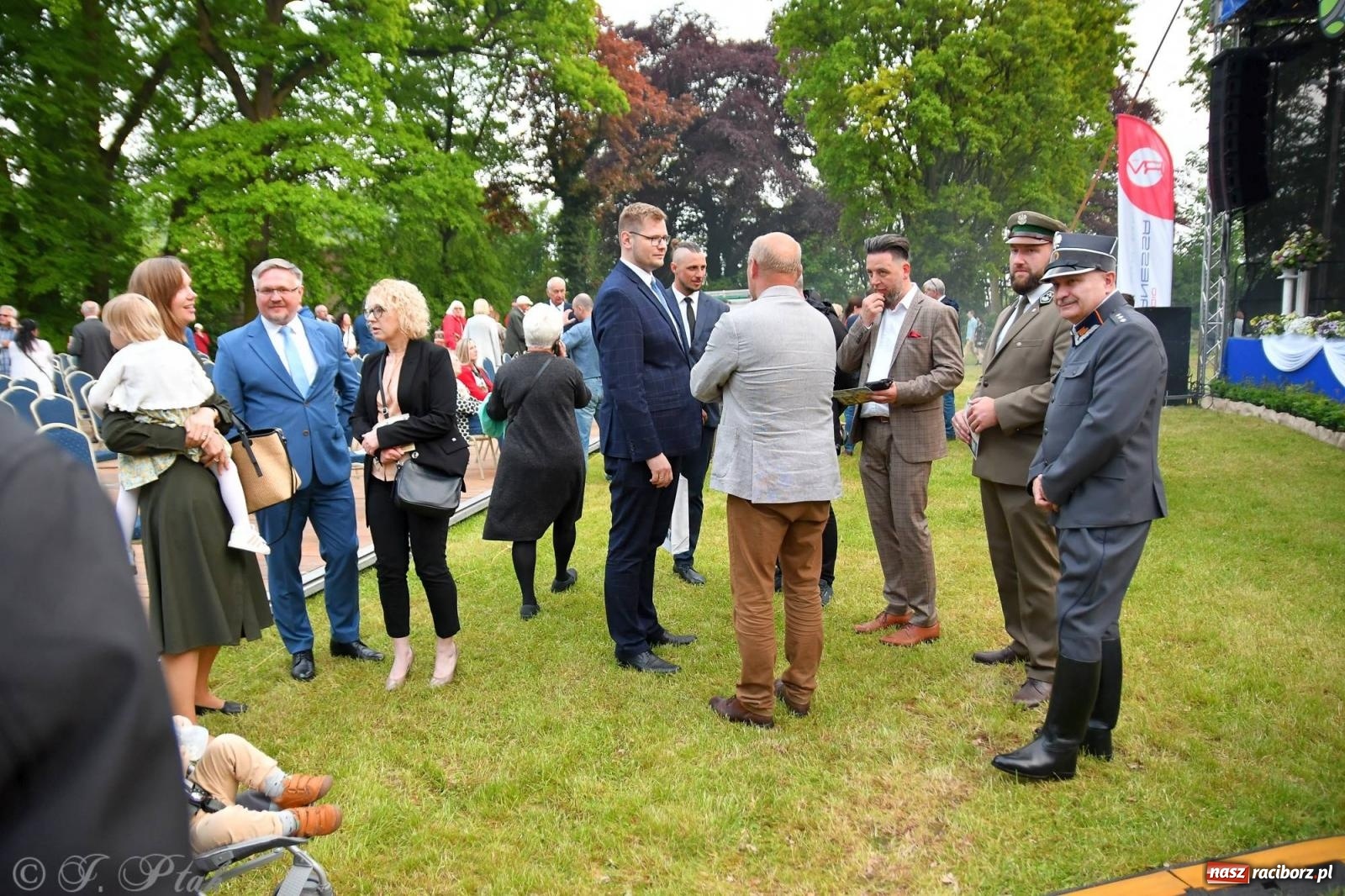 Zdjęcie w galerii na portalu naszraciborz.pl: Krzesimir Dębski - koncert przed pałacem w Krowiarkach wiadomości z regionu
