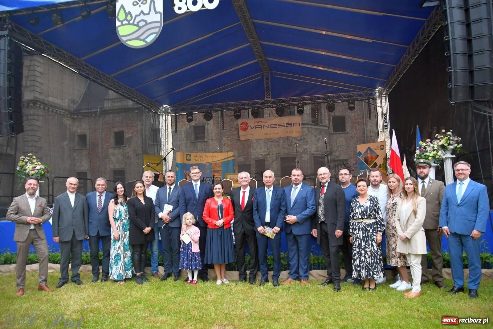 Zdjęcie w galerii na portalu naszraciborz.pl: Krzesimir Dębski - koncert przed pałacem w Krowiarkach wiadomości z regionu