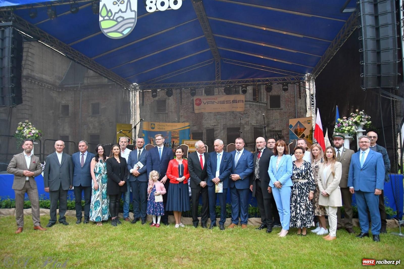 Zdjęcie w galerii na portalu naszraciborz.pl: Krzesimir Dębski - koncert przed pałacem w Krowiarkach wiadomości z regionu