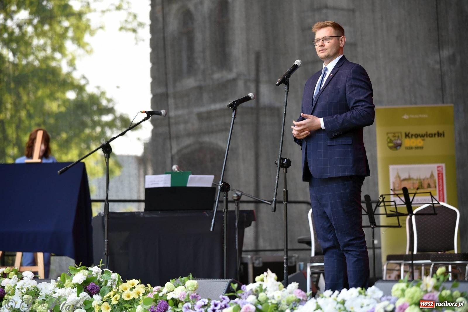 Zdjęcie w galerii na portalu naszraciborz.pl: Krzesimir Dębski - koncert przed pałacem w Krowiarkach wiadomości z regionu