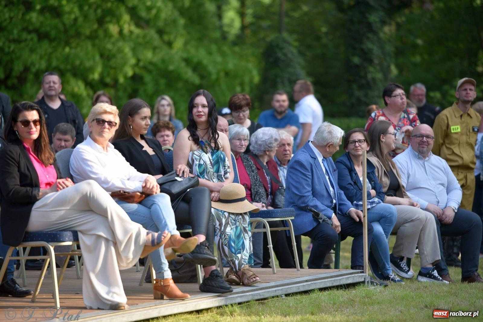 Zdjęcie w galerii na portalu naszraciborz.pl: Krzesimir Dębski - koncert przed pałacem w Krowiarkach wiadomości z regionu