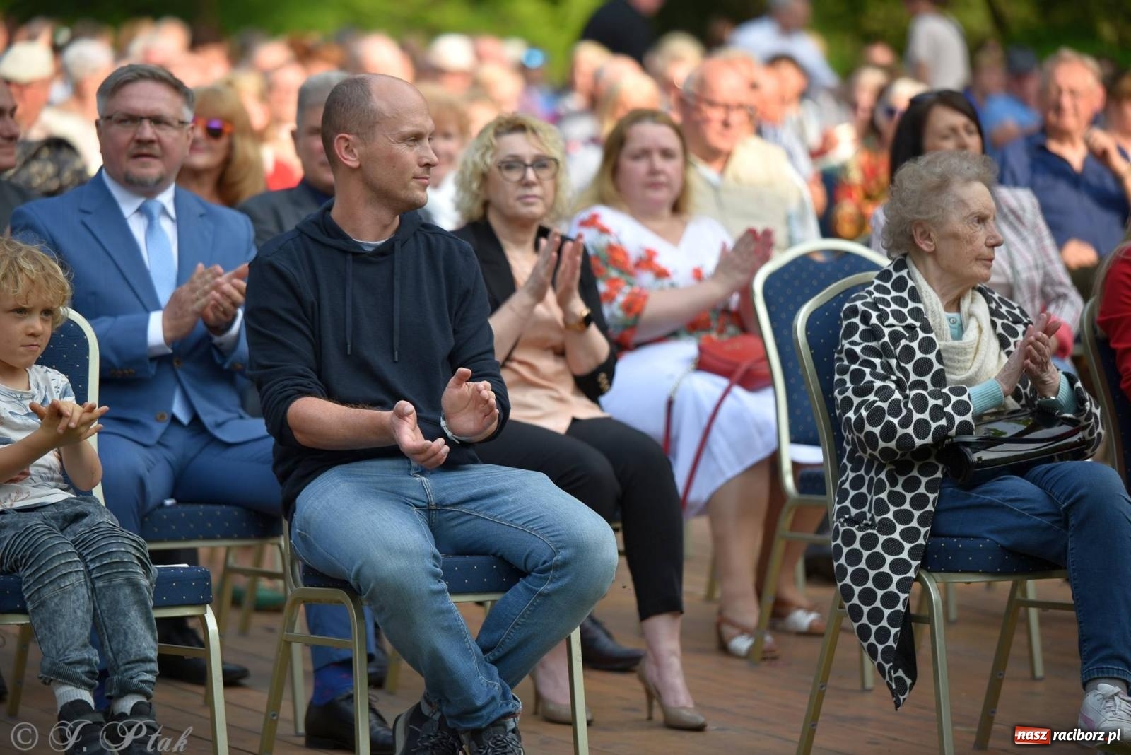 Zdjęcie w galerii na portalu naszraciborz.pl: Krzesimir Dębski - koncert przed pałacem w Krowiarkach wiadomości z regionu