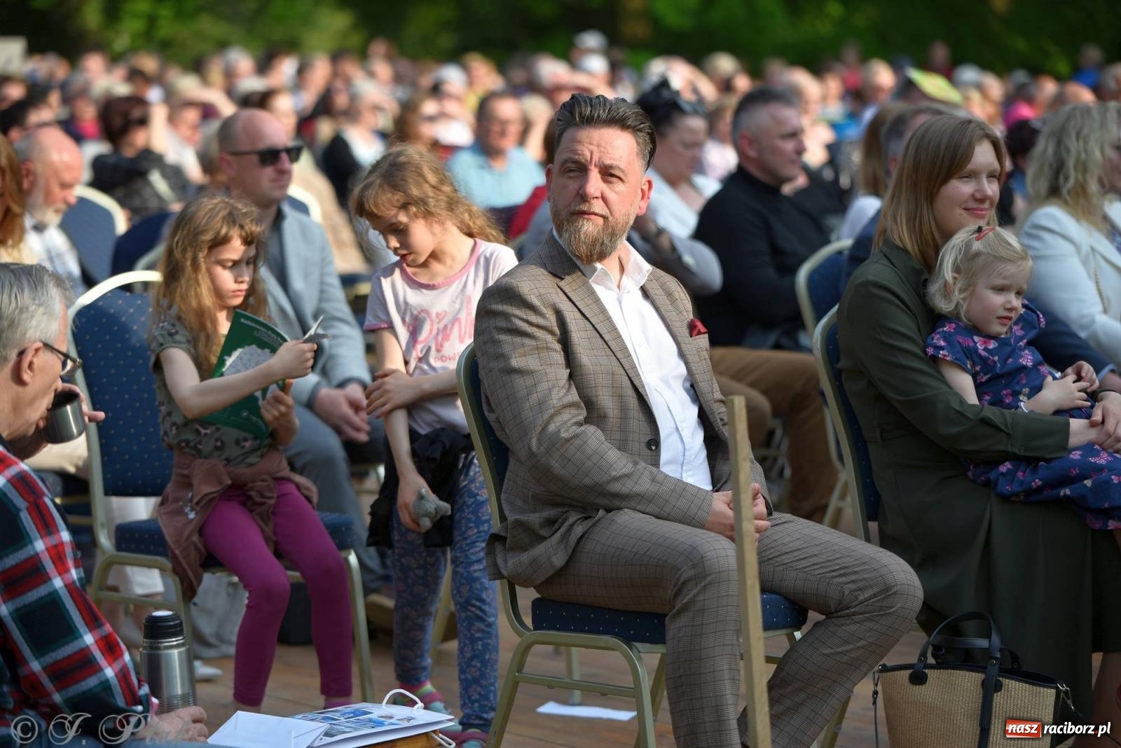 Zdjęcie w galerii na portalu naszraciborz.pl: Krzesimir Dębski - koncert przed pałacem w Krowiarkach wiadomości z regionu