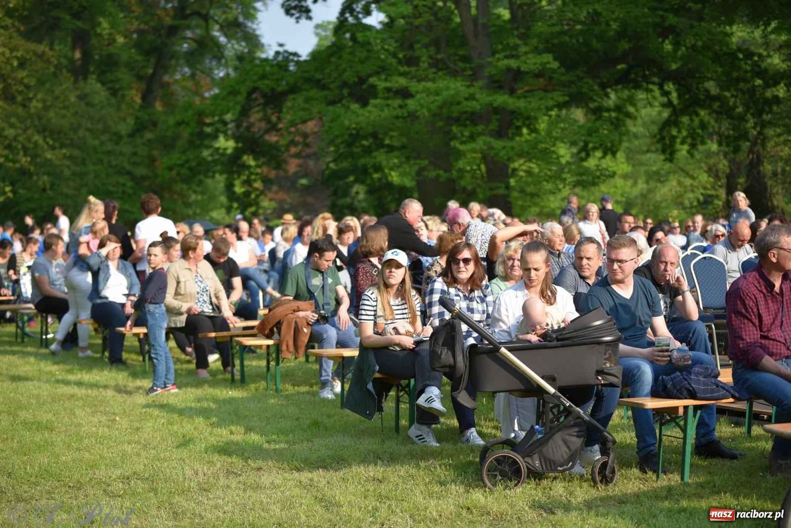 Zdjęcie w galerii na portalu naszraciborz.pl: Krzesimir Dębski - koncert przed pałacem w Krowiarkach wiadomości z regionu