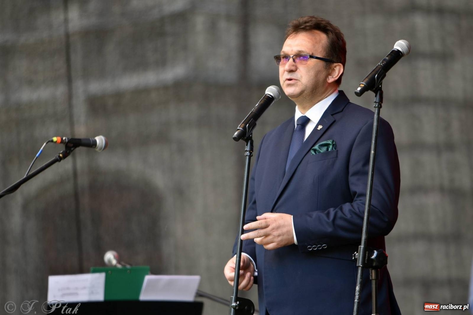 Zdjęcie w galerii na portalu naszraciborz.pl: Krzesimir Dębski - koncert przed pałacem w Krowiarkach wiadomości z regionu