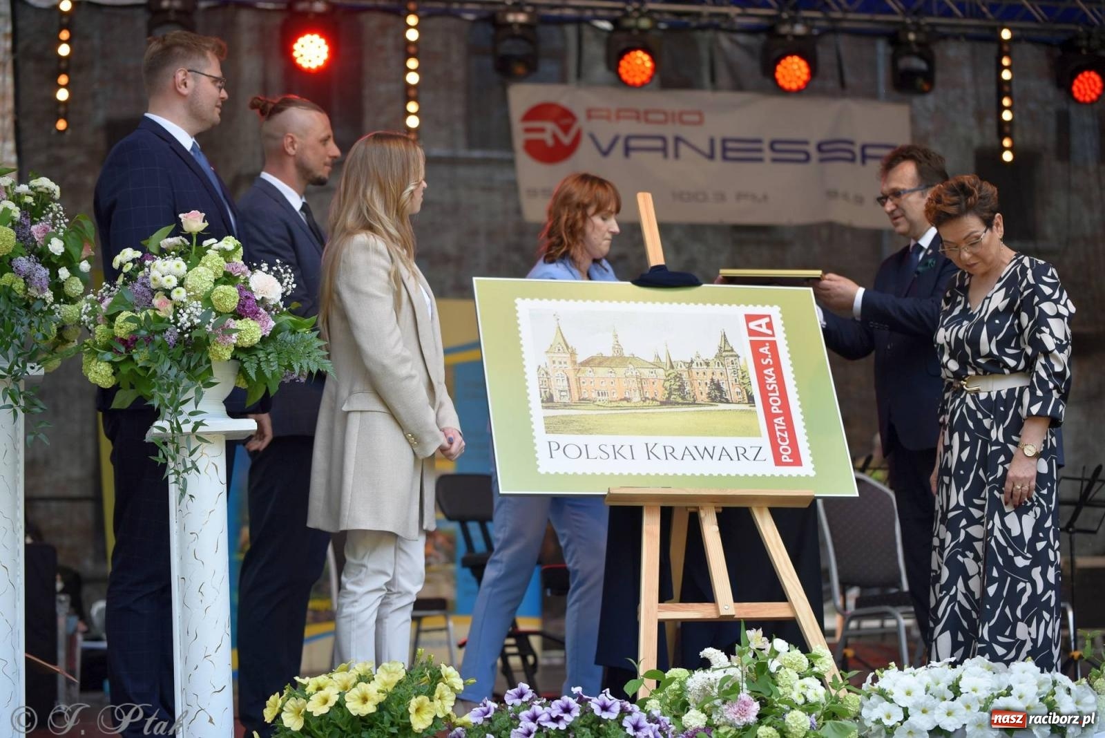 Zdjęcie w galerii na portalu naszraciborz.pl: Krzesimir Dębski - koncert przed pałacem w Krowiarkach wiadomości z regionu