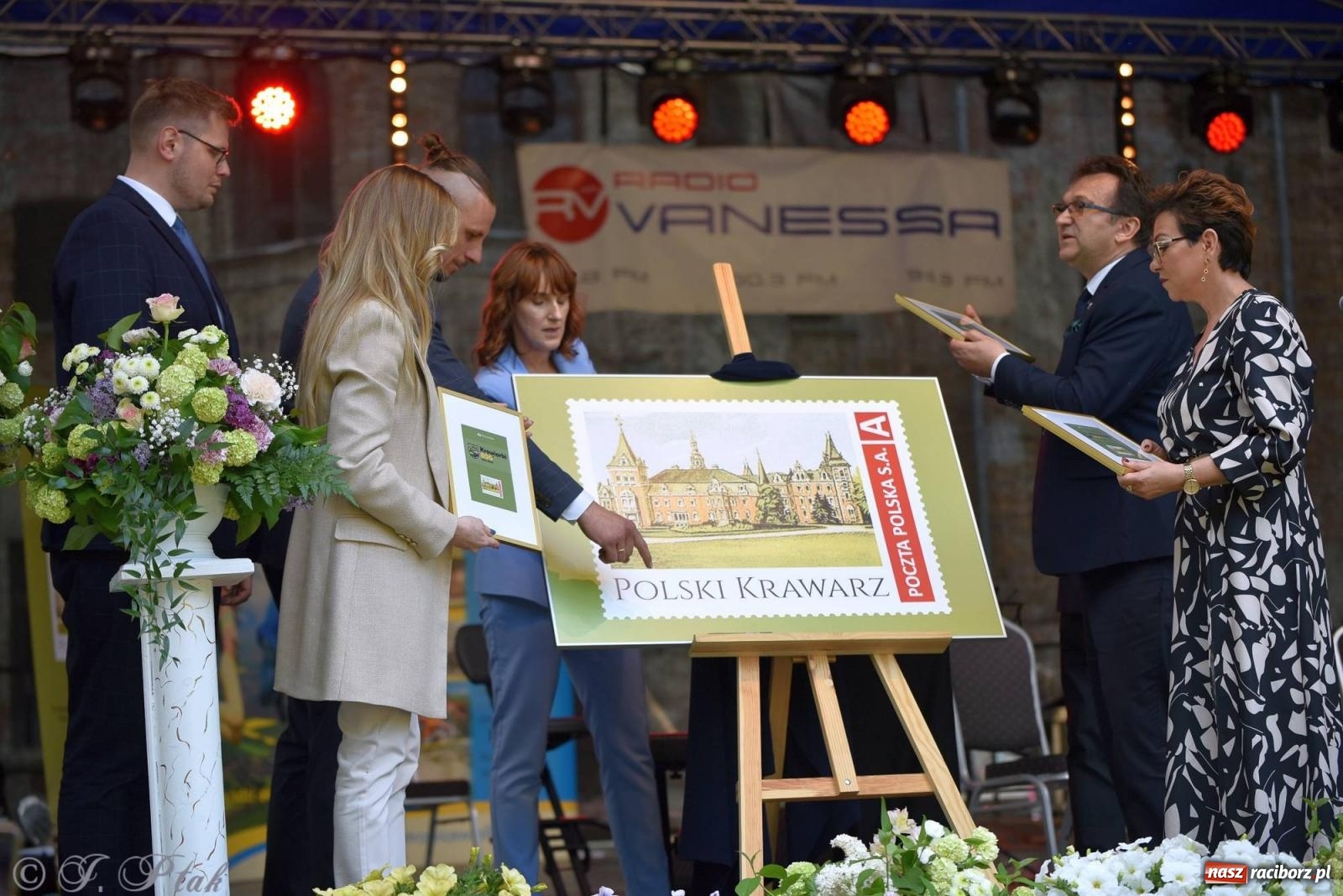 Zdjęcie w galerii na portalu naszraciborz.pl: Krzesimir Dębski - koncert przed pałacem w Krowiarkach wiadomości z regionu