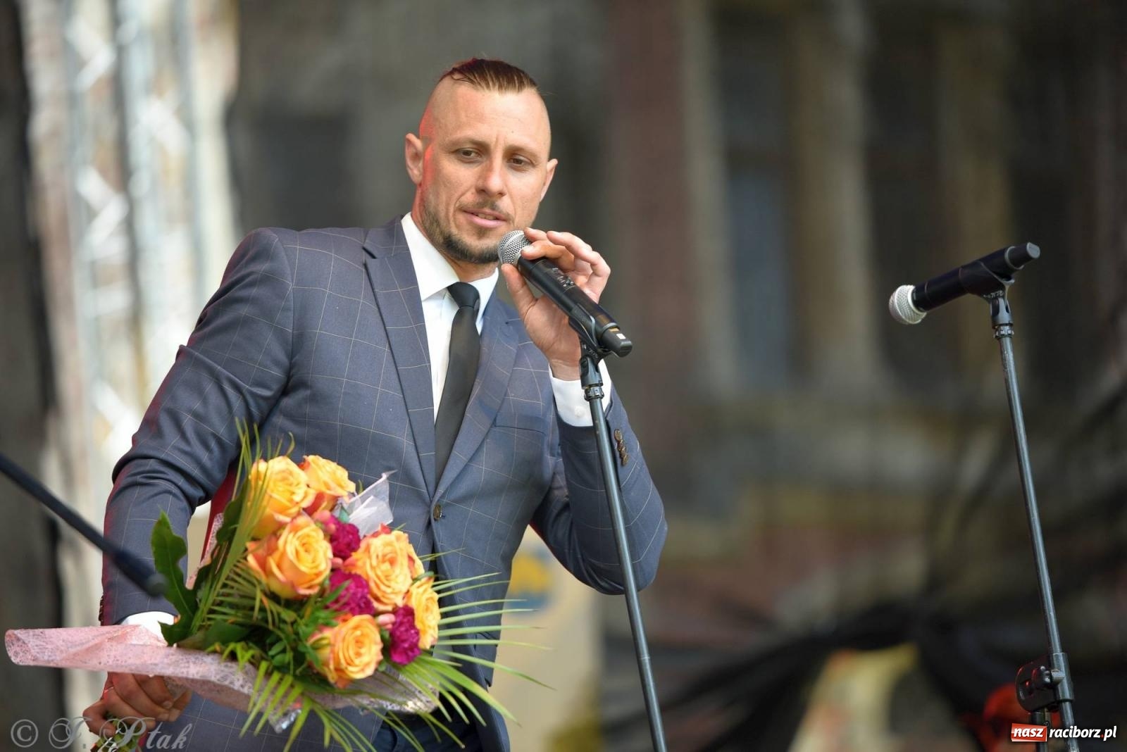 Zdjęcie w galerii na portalu naszraciborz.pl: Krzesimir Dębski - koncert przed pałacem w Krowiarkach wiadomości z regionu