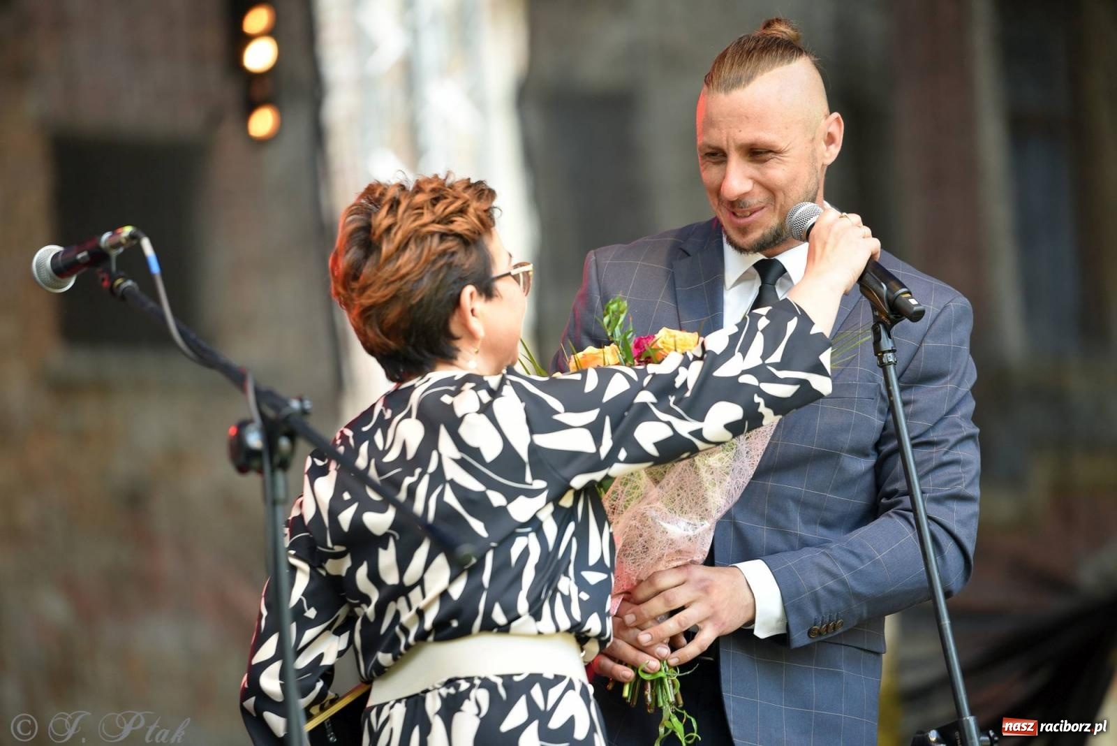Zdjęcie w galerii na portalu naszraciborz.pl: Krzesimir Dębski - koncert przed pałacem w Krowiarkach wiadomości z regionu