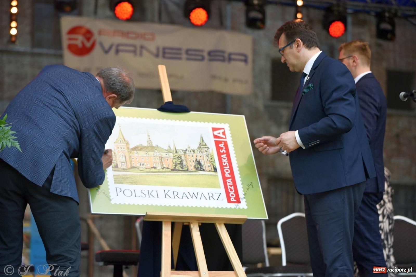 Zdjęcie w galerii na portalu naszraciborz.pl: Krzesimir Dębski - koncert przed pałacem w Krowiarkach wiadomości z regionu