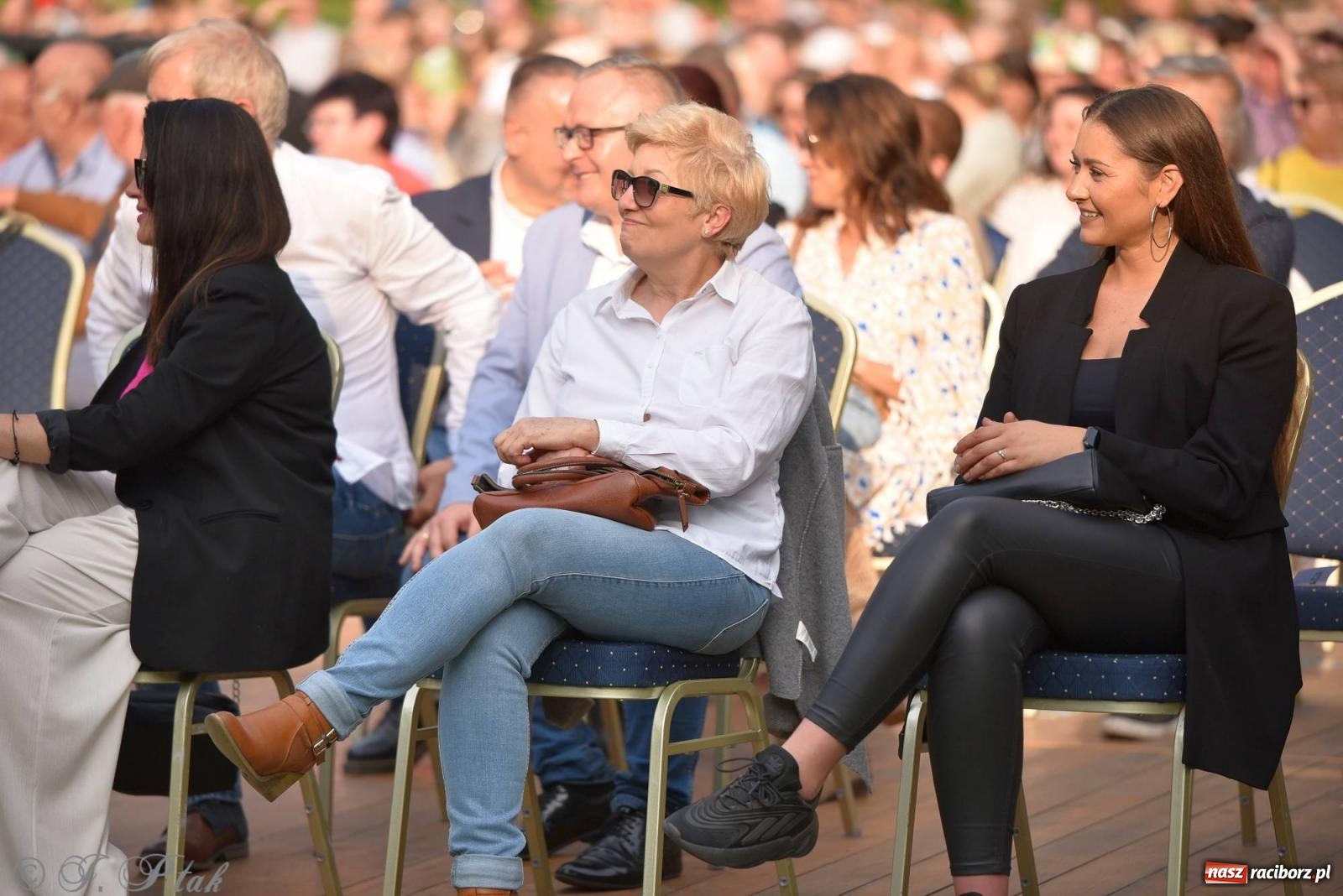 Zdjęcie w galerii na portalu naszraciborz.pl: Krzesimir Dębski - koncert przed pałacem w Krowiarkach wiadomości z regionu