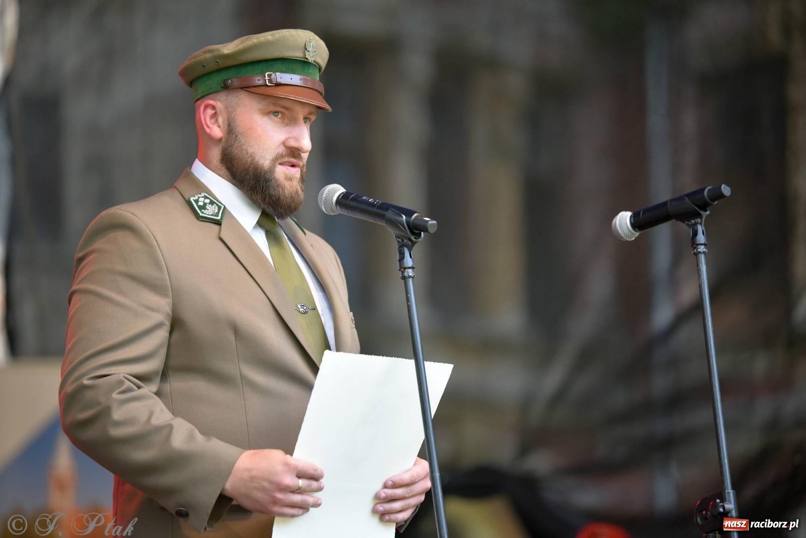Zdjęcie w galerii na portalu naszraciborz.pl: Krzesimir Dębski - koncert przed pałacem w Krowiarkach wiadomości z regionu
