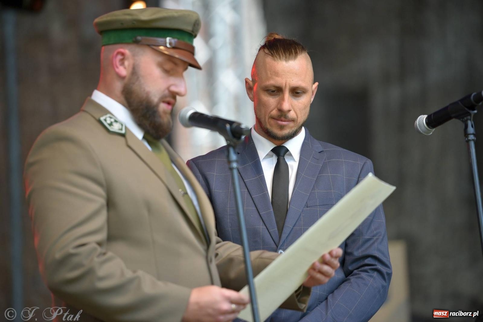 Zdjęcie w galerii na portalu naszraciborz.pl: Krzesimir Dębski - koncert przed pałacem w Krowiarkach wiadomości z regionu