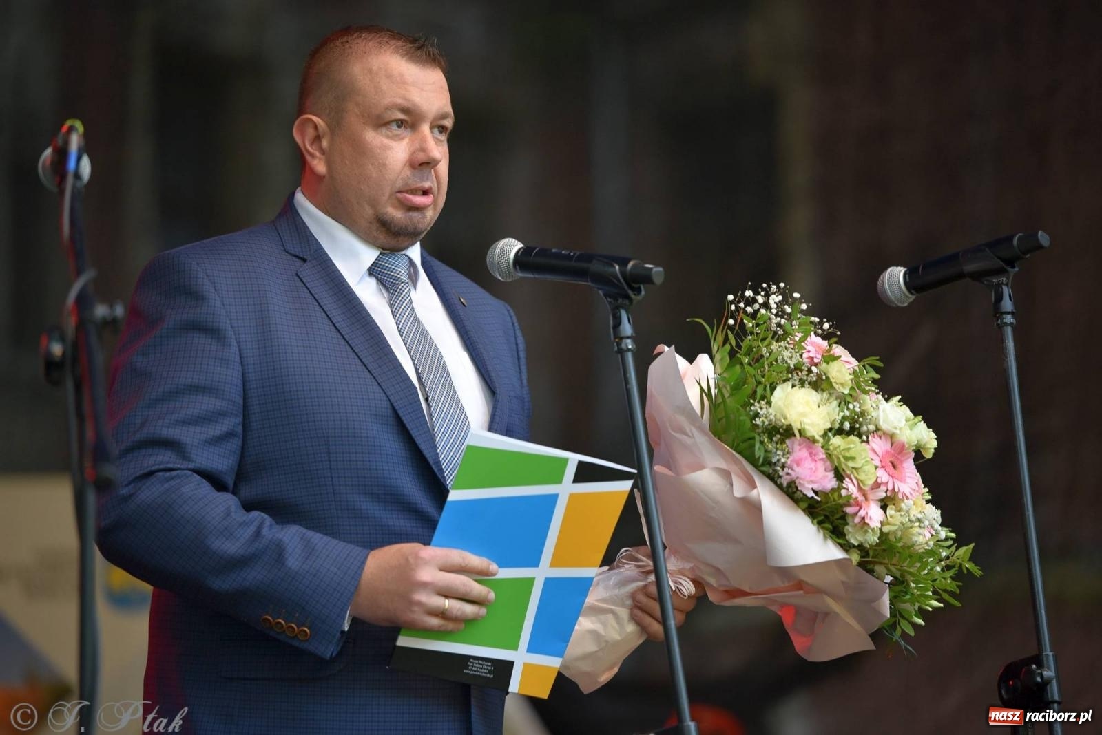 Zdjęcie w galerii na portalu naszraciborz.pl: Krzesimir Dębski - koncert przed pałacem w Krowiarkach wiadomości z regionu