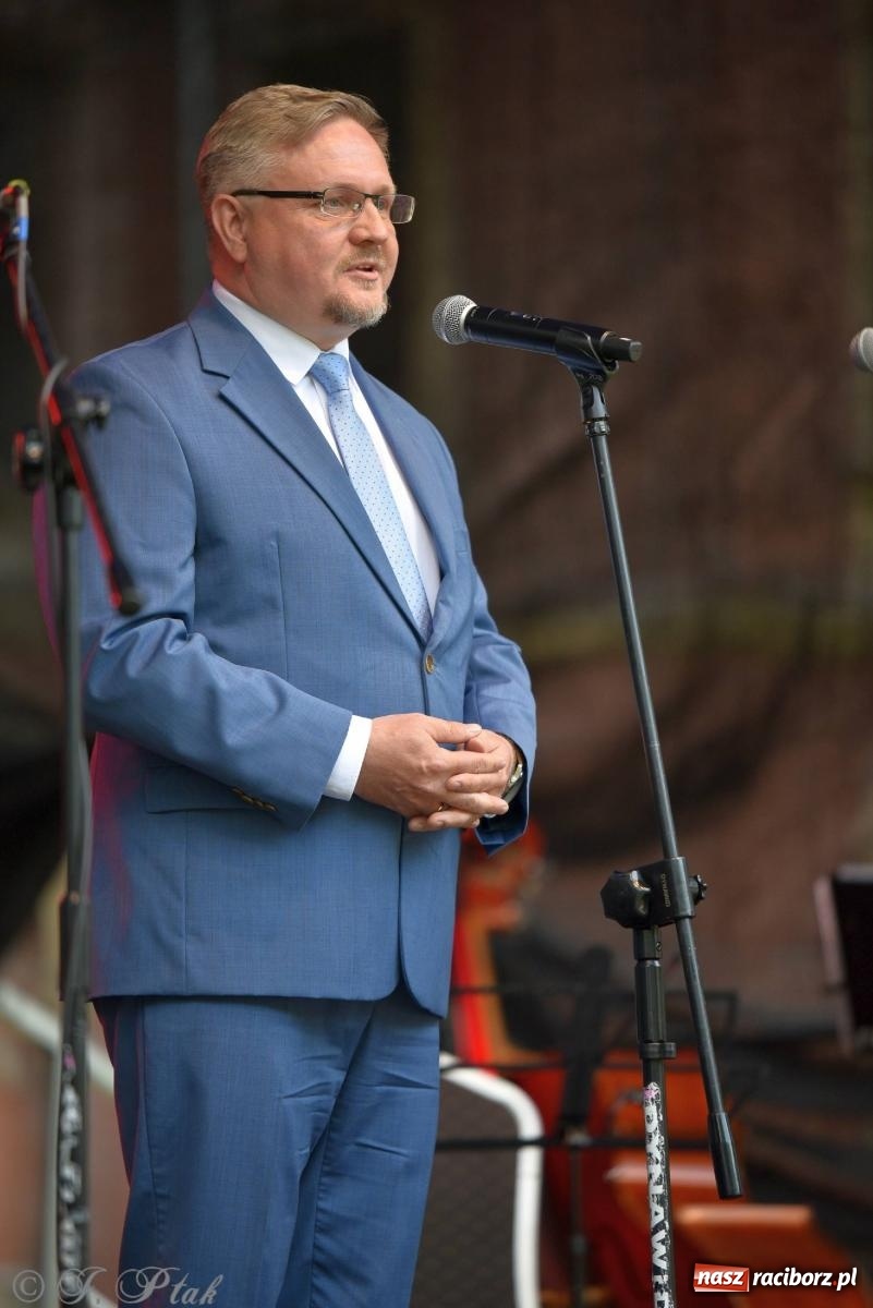 Zdjęcie w galerii na portalu naszraciborz.pl: Krzesimir Dębski - koncert przed pałacem w Krowiarkach wiadomości z regionu