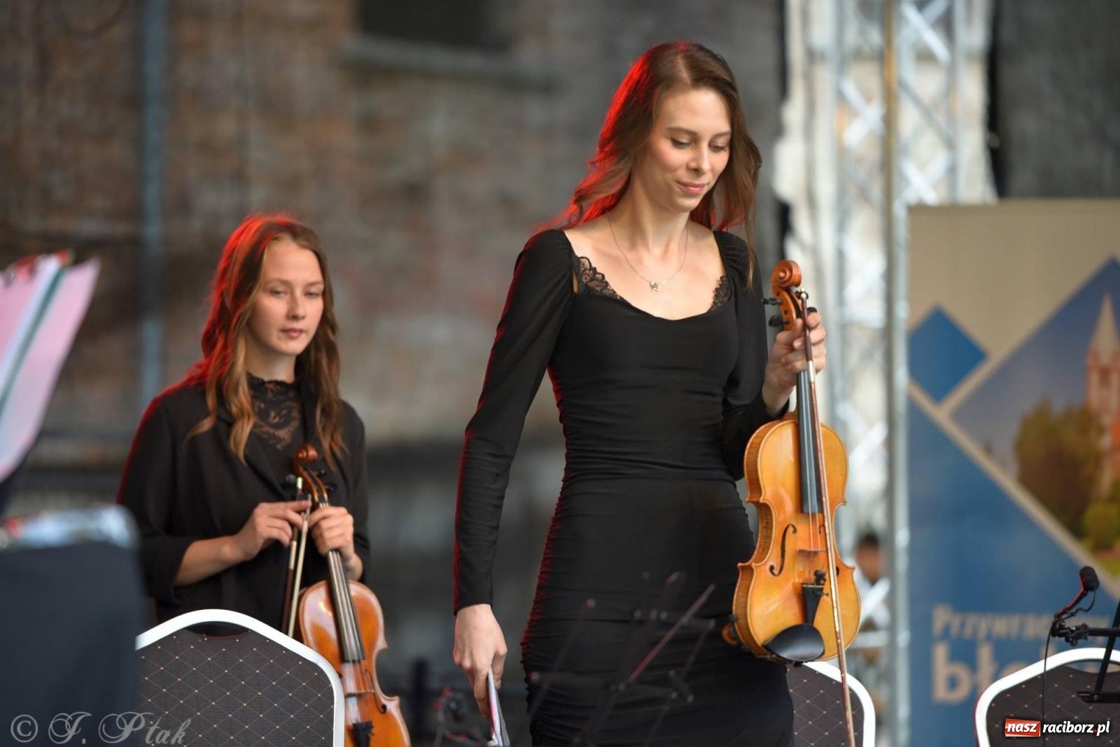 Zdjęcie w galerii na portalu naszraciborz.pl: Krzesimir Dębski - koncert przed pałacem w Krowiarkach wiadomości z regionu