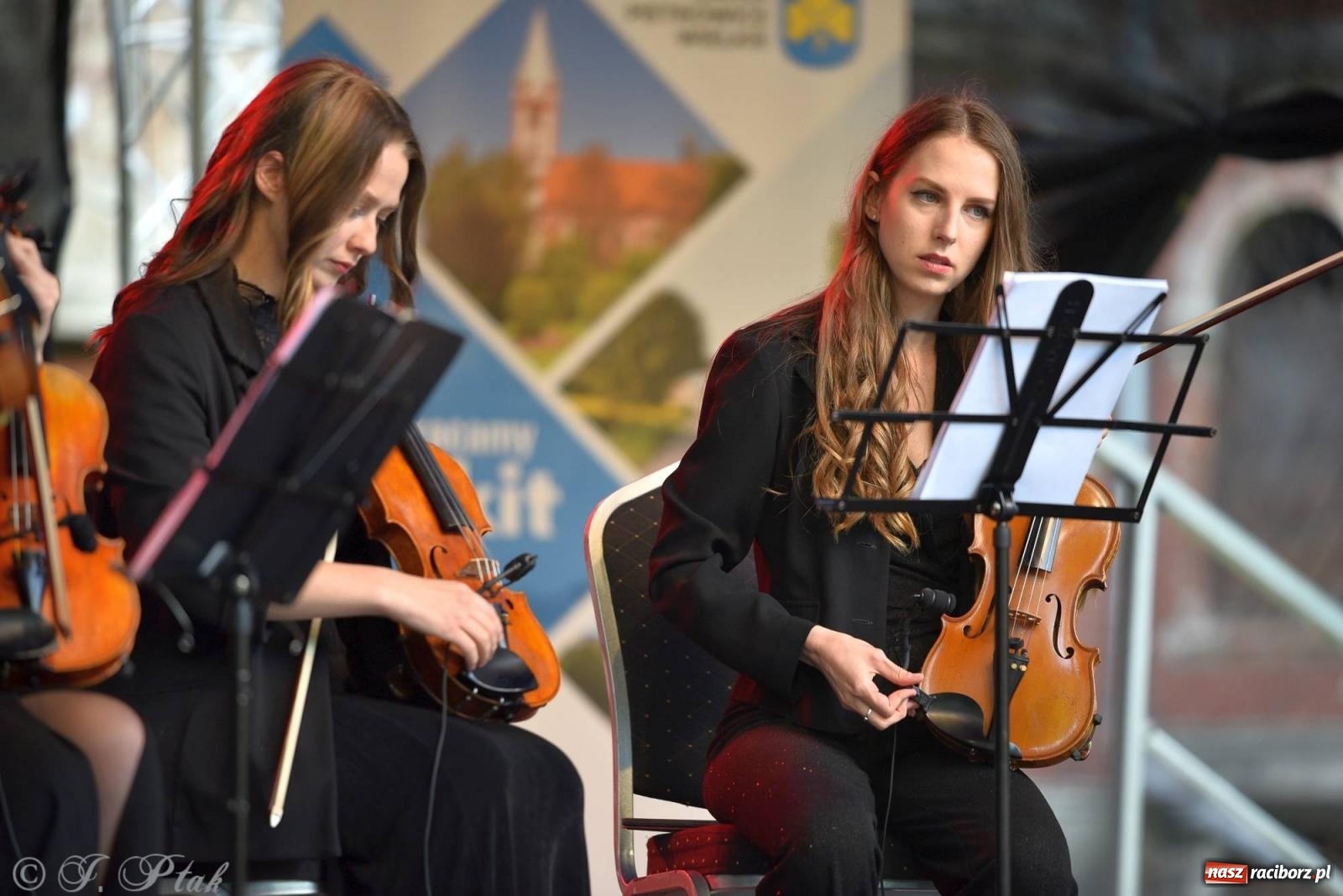 Zdjęcie w galerii na portalu naszraciborz.pl: Krzesimir Dębski - koncert przed pałacem w Krowiarkach wiadomości z regionu