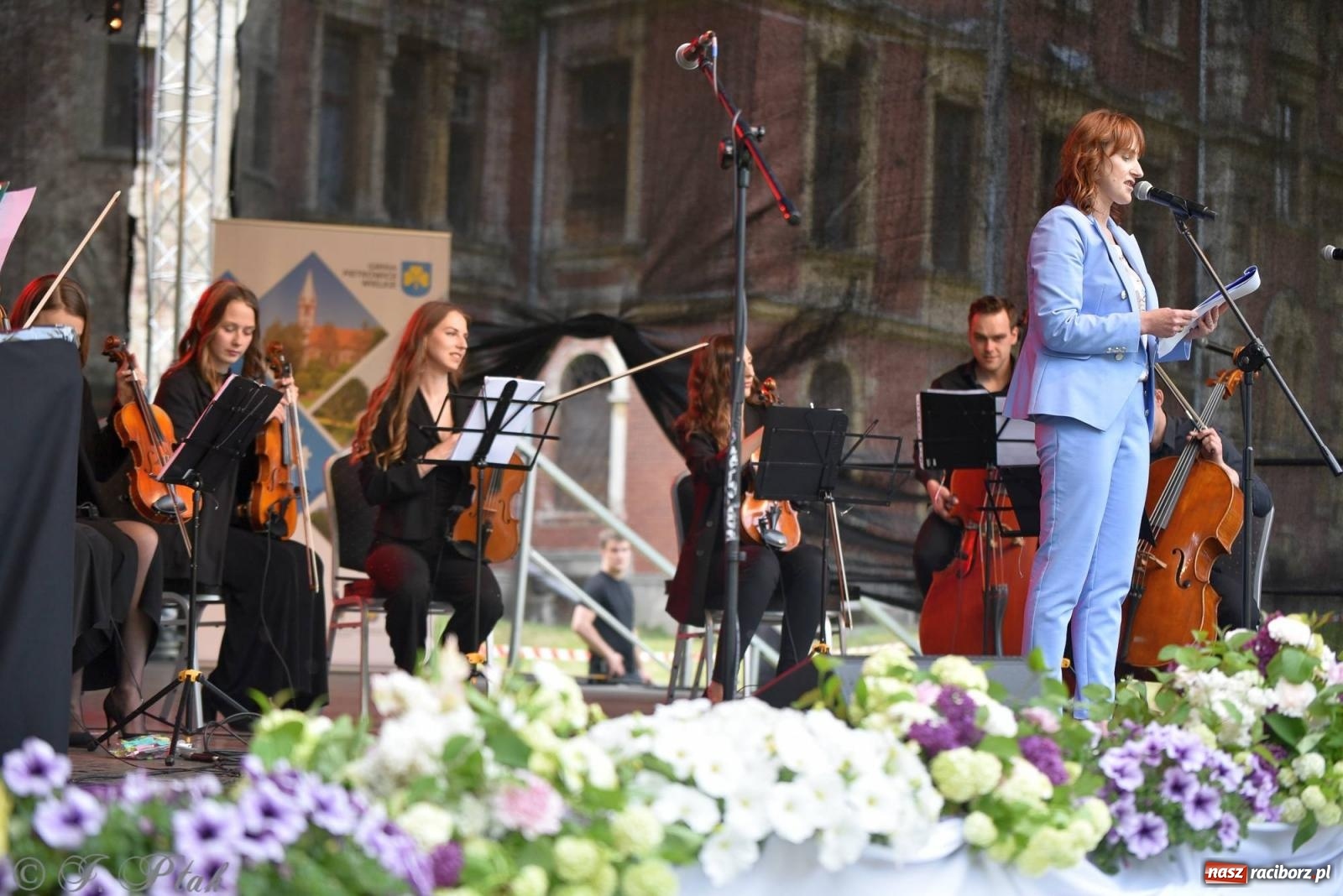 Zdjęcie w galerii na portalu naszraciborz.pl: Krzesimir Dębski - koncert przed pałacem w Krowiarkach wiadomości z regionu