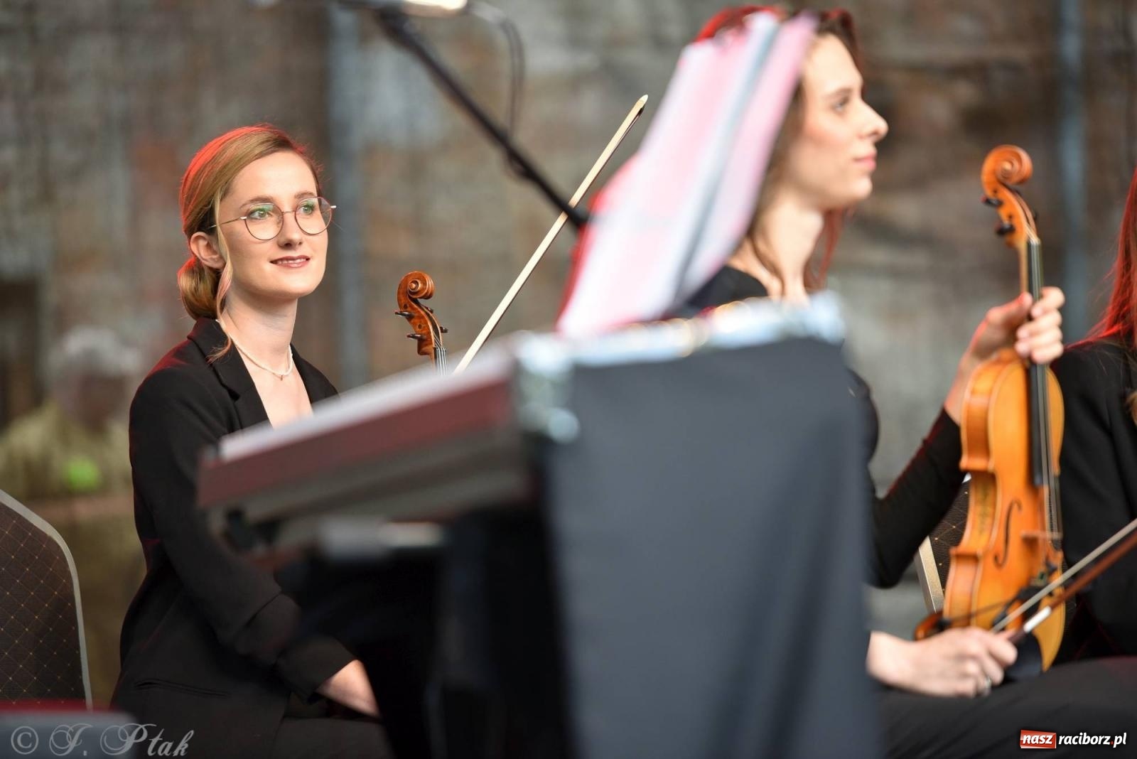 Zdjęcie w galerii na portalu naszraciborz.pl: Krzesimir Dębski - koncert przed pałacem w Krowiarkach wiadomości z regionu