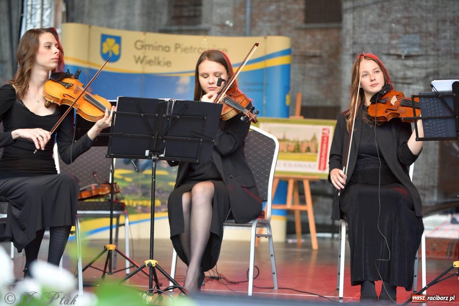 Zdjęcie w galerii na portalu naszraciborz.pl: Krzesimir Dębski - koncert przed pałacem w Krowiarkach wiadomości z regionu