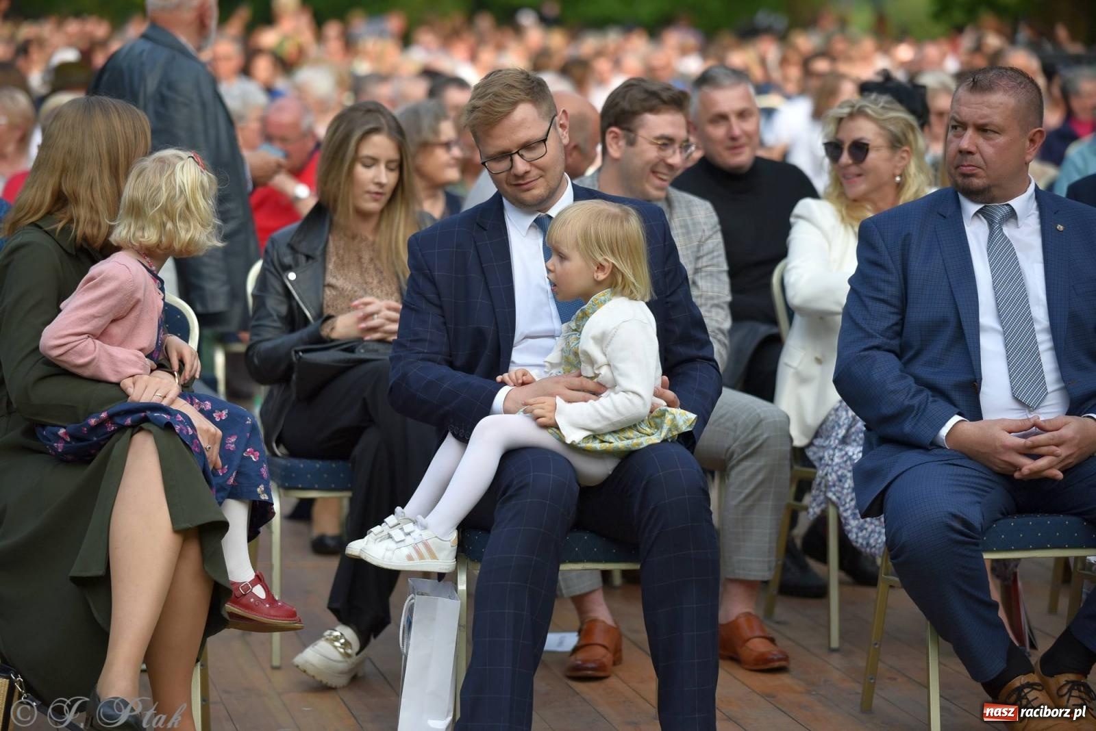 Zdjęcie w galerii na portalu naszraciborz.pl: Krzesimir Dębski - koncert przed pałacem w Krowiarkach wiadomości z regionu