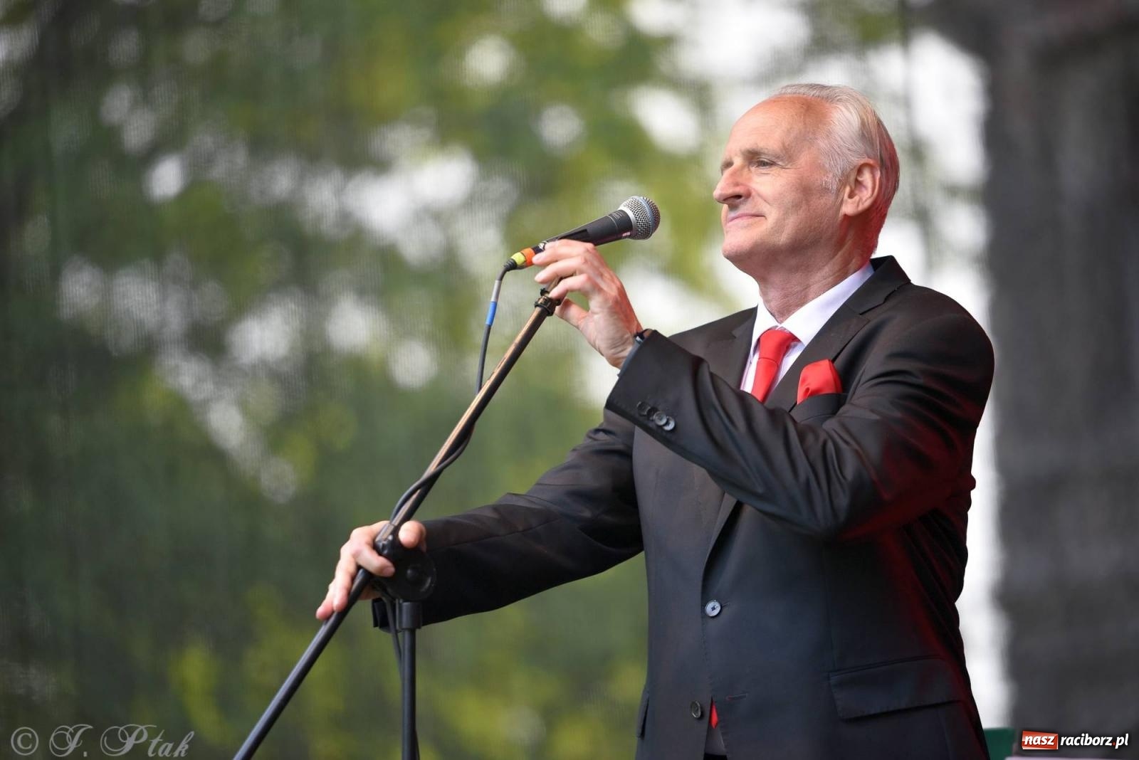 Zdjęcie w galerii na portalu naszraciborz.pl: Krzesimir Dębski - koncert przed pałacem w Krowiarkach wiadomości z regionu