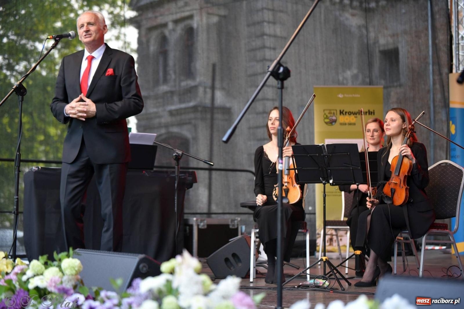 Zdjęcie w galerii na portalu naszraciborz.pl: Krzesimir Dębski - koncert przed pałacem w Krowiarkach wiadomości z regionu