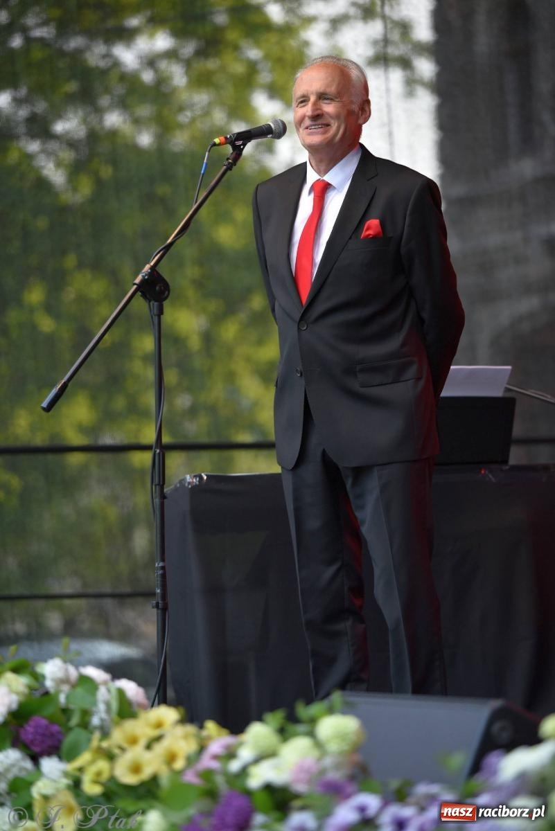 Zdjęcie w galerii na portalu naszraciborz.pl: Krzesimir Dębski - koncert przed pałacem w Krowiarkach wiadomości z regionu