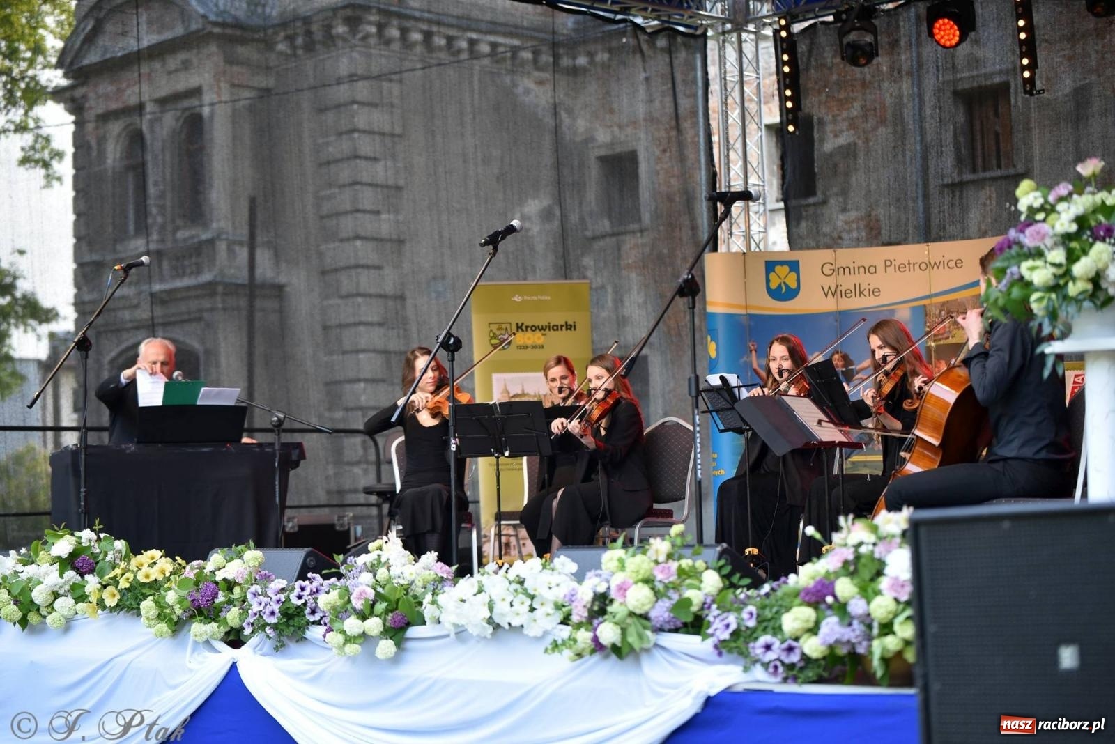 Zdjęcie w galerii na portalu naszraciborz.pl: Krzesimir Dębski - koncert przed pałacem w Krowiarkach wiadomości z regionu