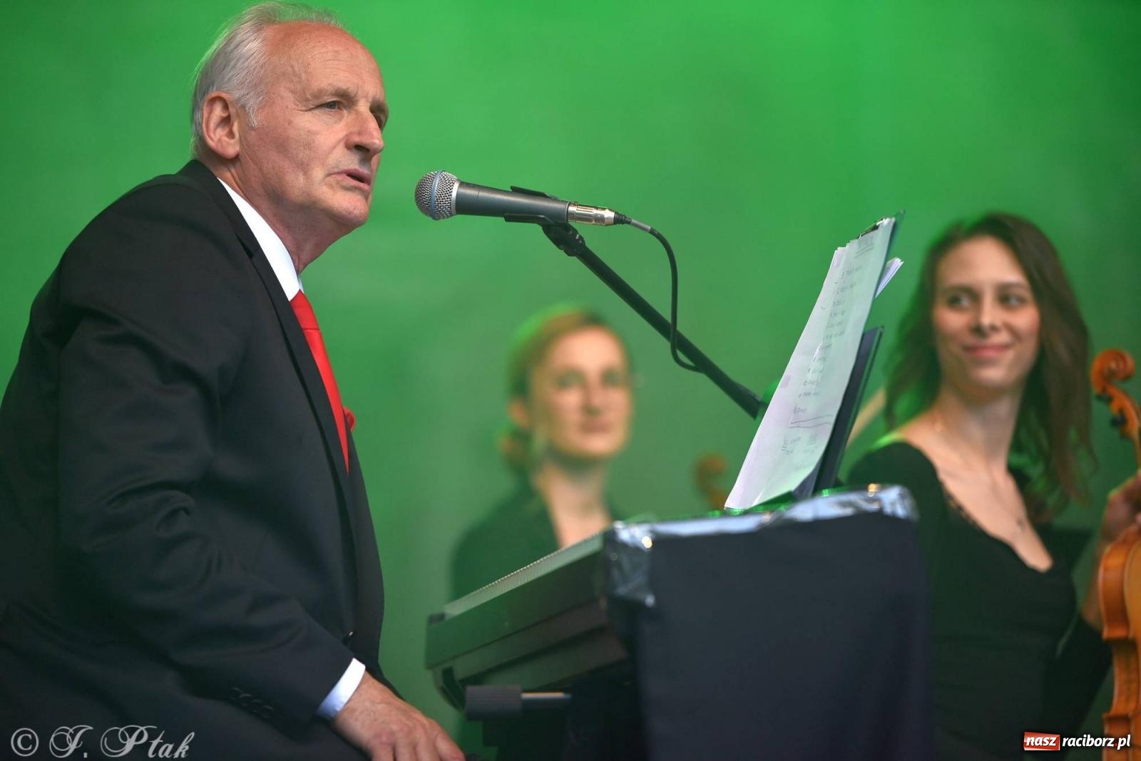 Zdjęcie w galerii na portalu naszraciborz.pl: Krzesimir Dębski - koncert przed pałacem w Krowiarkach wiadomości z regionu
