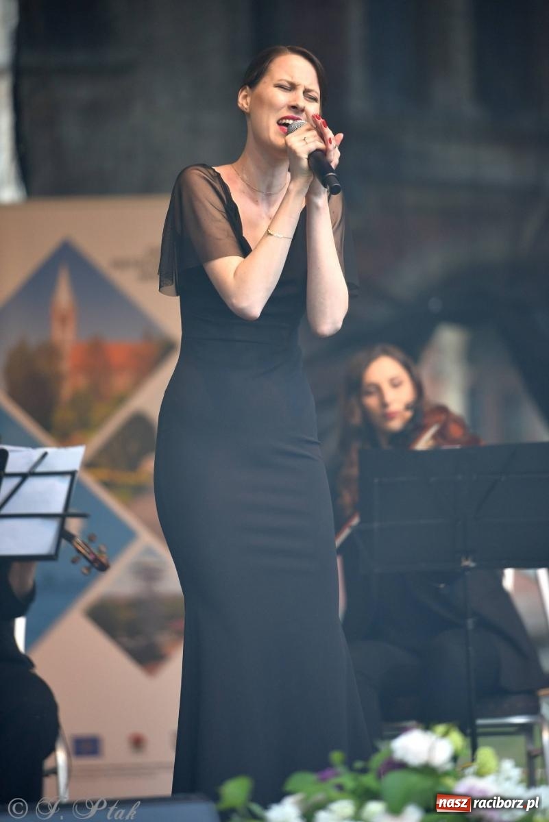 Zdjęcie w galerii na portalu naszraciborz.pl: Krzesimir Dębski - koncert przed pałacem w Krowiarkach wiadomości z regionu