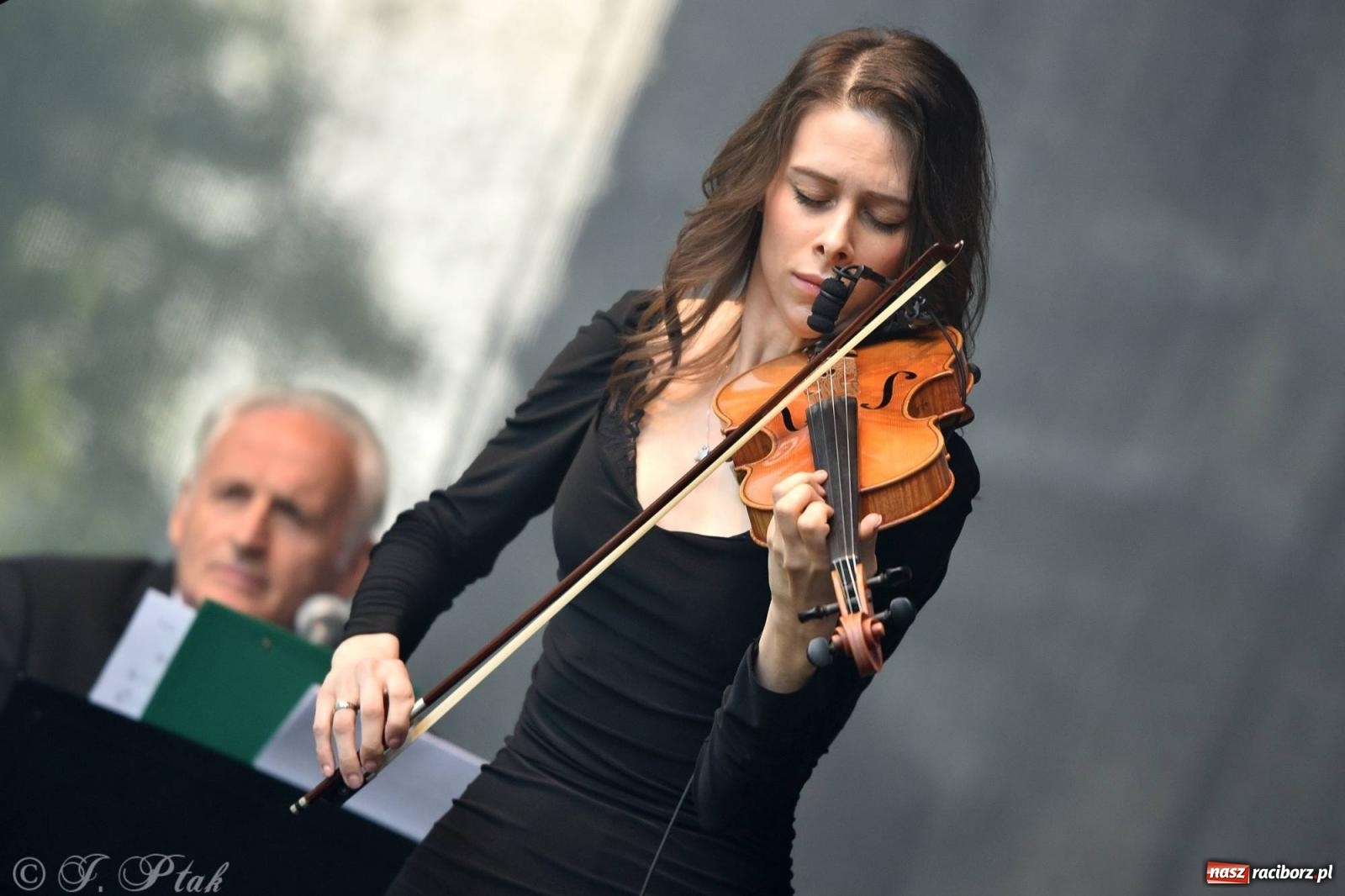 Zdjęcie w galerii na portalu naszraciborz.pl: Krzesimir Dębski - koncert przed pałacem w Krowiarkach wiadomości z regionu