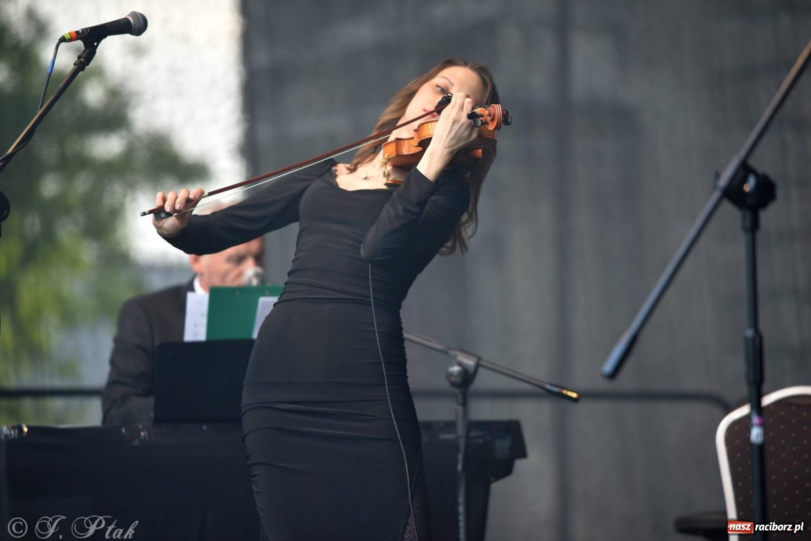 Zdjęcie w galerii na portalu naszraciborz.pl: Krzesimir Dębski - koncert przed pałacem w Krowiarkach wiadomości z regionu