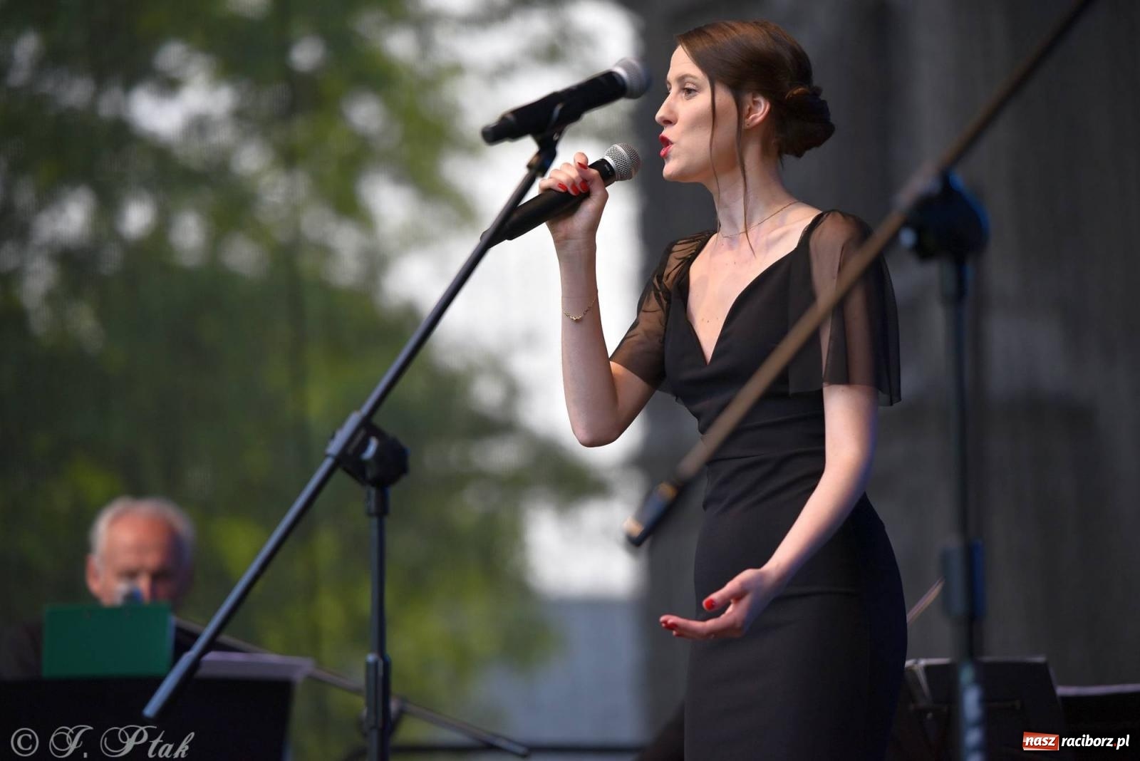 Zdjęcie w galerii na portalu naszraciborz.pl: Krzesimir Dębski - koncert przed pałacem w Krowiarkach wiadomości z regionu